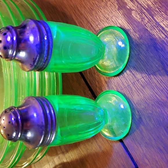 Vintage Uranium Green Glass Shaker Set - Picture 4 of 7